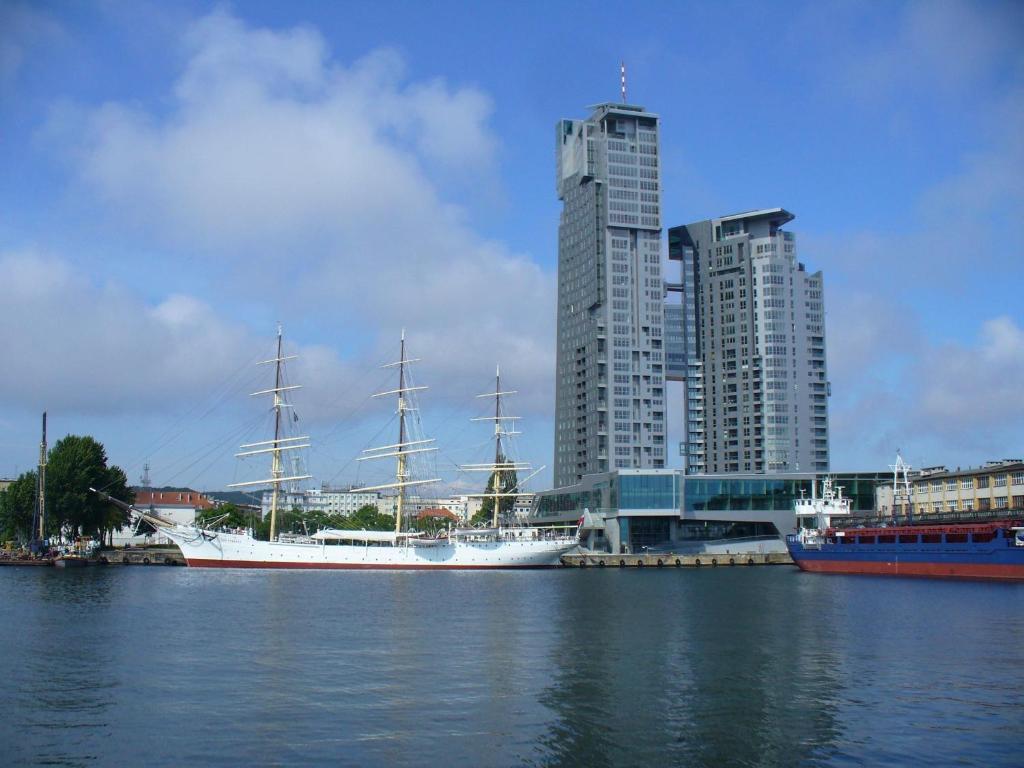 Sea Towers Apartment กดิเนีย ภายนอก รูปภาพ